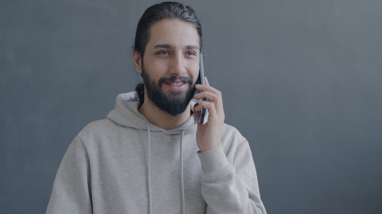 hombre hablando por teléfono.