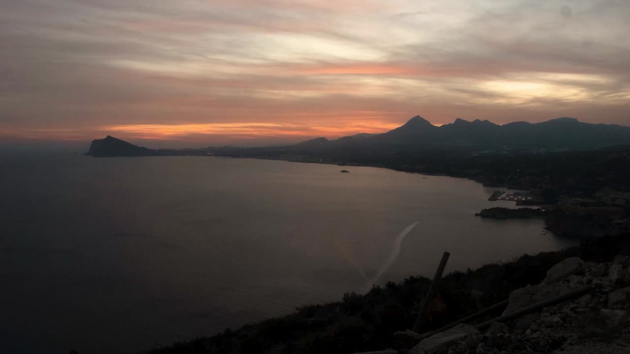 timelapse de la puesta de sol sobre el mar mediterráneo desde la montaña toix en calpe, españa