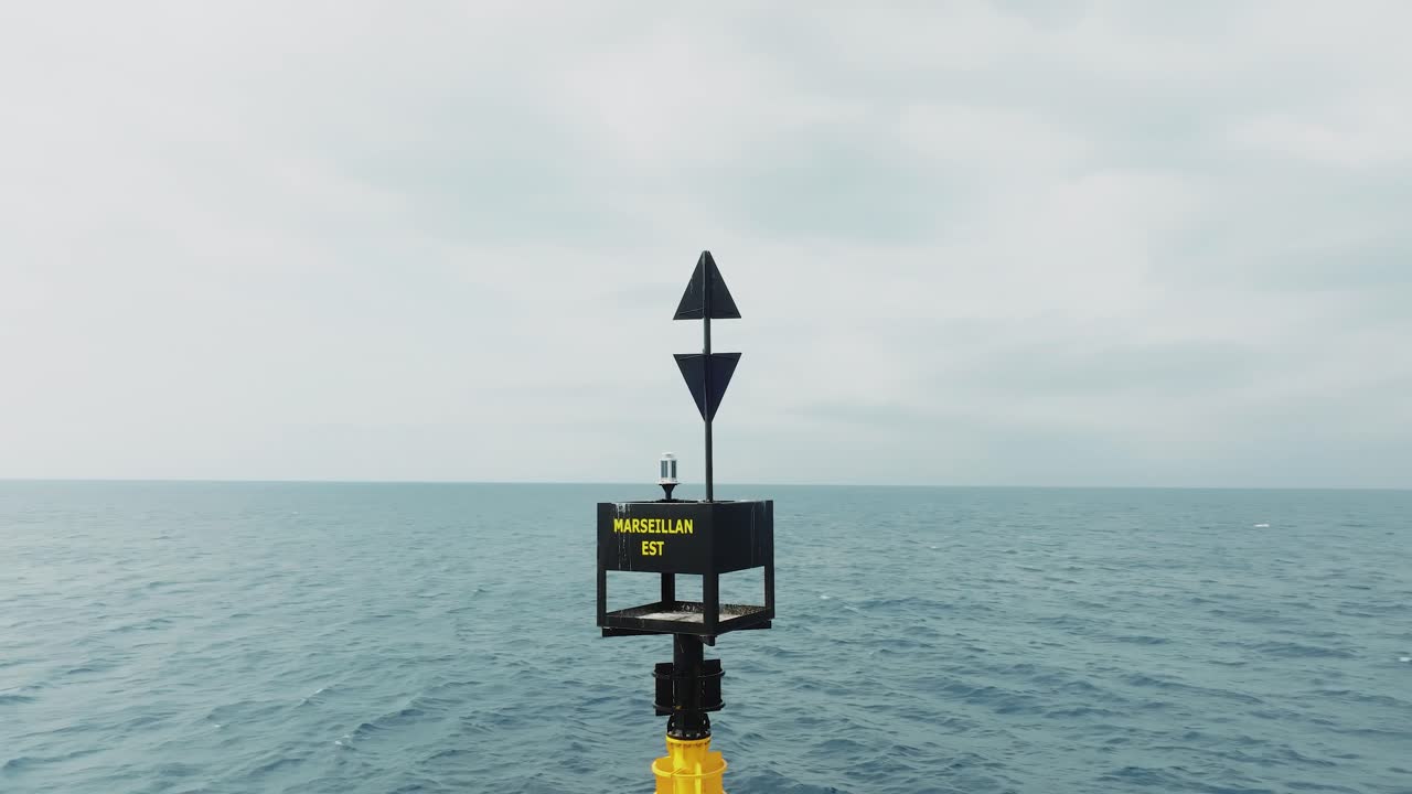 boyas marinas con sensores para medir las variables climáticas con los efectos del cambio climático, sète, francia