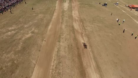 disparo aéreo de drones línea de meta carreras de caballos naadam en mongolia
