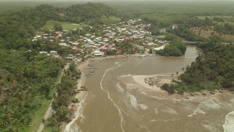 vista aérea de drones del océano atlántico se encuentra con el río ortoire en la costa sureste de trinidad