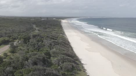 Ozeanwellen,-Die-Im-Sommer-Am-Sandstrand-Von-Waynderrabah-Strand-Angespült-Werden---Hawks-Nest,-Nsw,-Australien