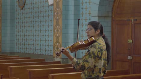 Himmlische-Melodien:-Geiger-In-Der-Kirche-Medalla-Milagrosa,-Ecuador