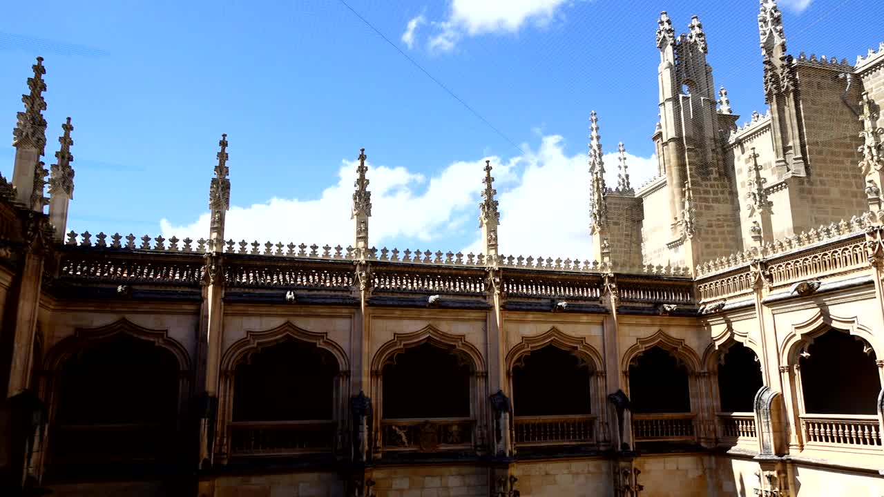 스페인 톨레도 (toledo) 에 있는 산 후안 드 로스 레예스 (san juan de los reyes) 수도원.