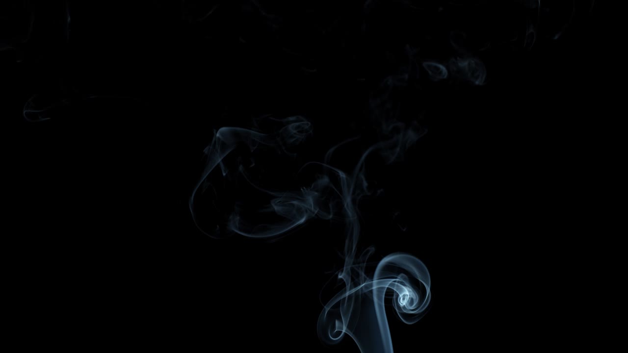 полоса дыма на черном фоне движется вверх.