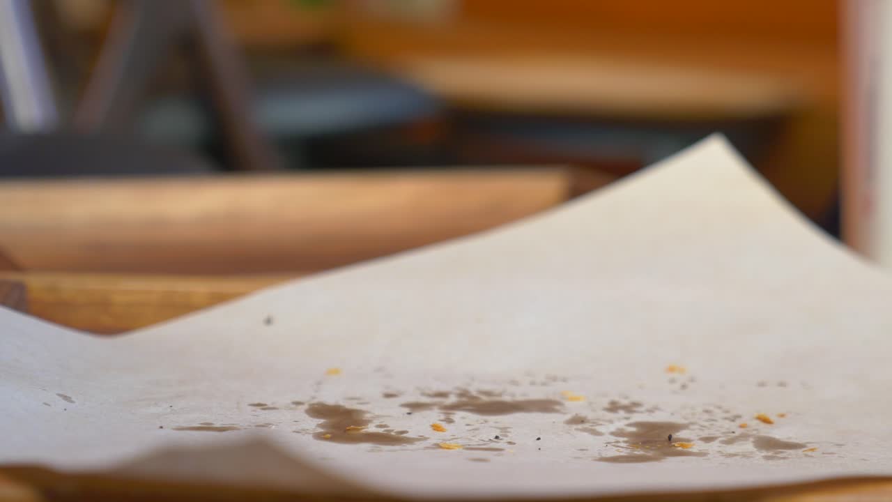 un delicioso croissant en una cafetería