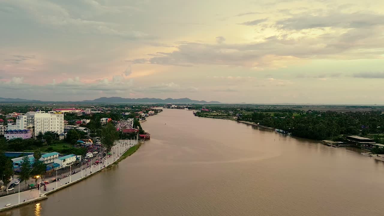 저녁 에 보디아 의 포트 강 위 에 있는 드론 으로 찍은 사진