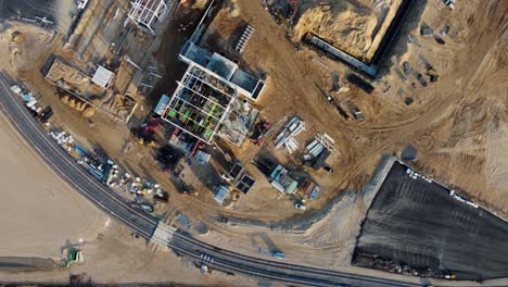 vista superior de un vuelo aéreo sobre un nuevo sitio de desarrollo de construcciones proyectos de almacenes y maquinaria pesada y trabajadores de la construcción están trabajando en la zona.