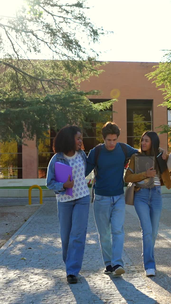 grupo de estudiantes caminando por el campus