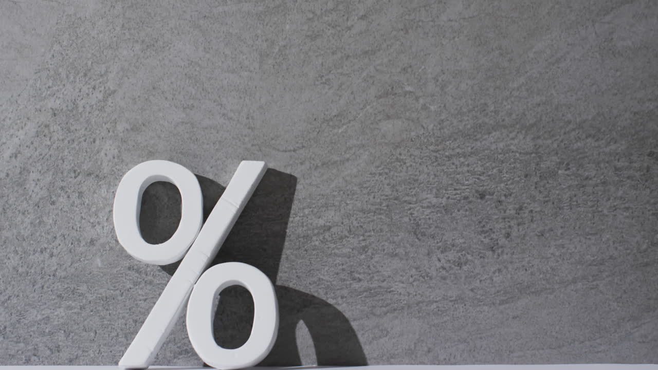 video de signo de porcentaje blanco con espacio de copia contra un fondo de piedra gris