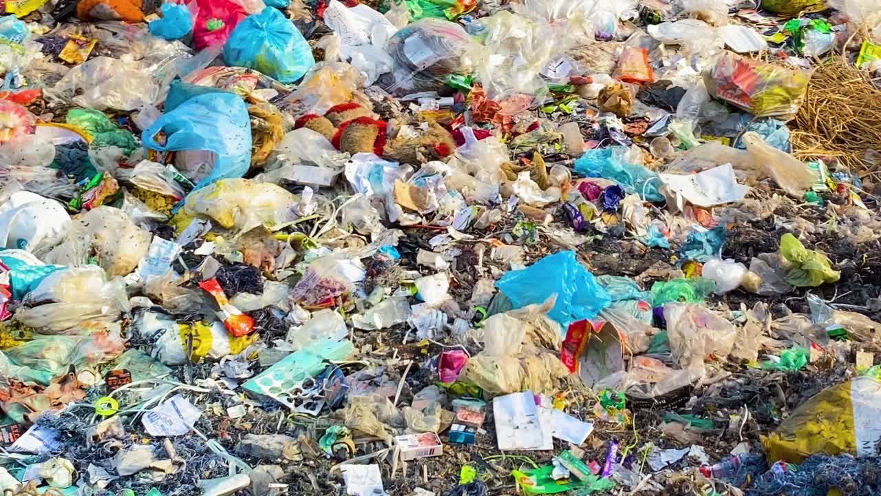 un vertedero masivo de basura lleno de productos de desechos de plástico sintético