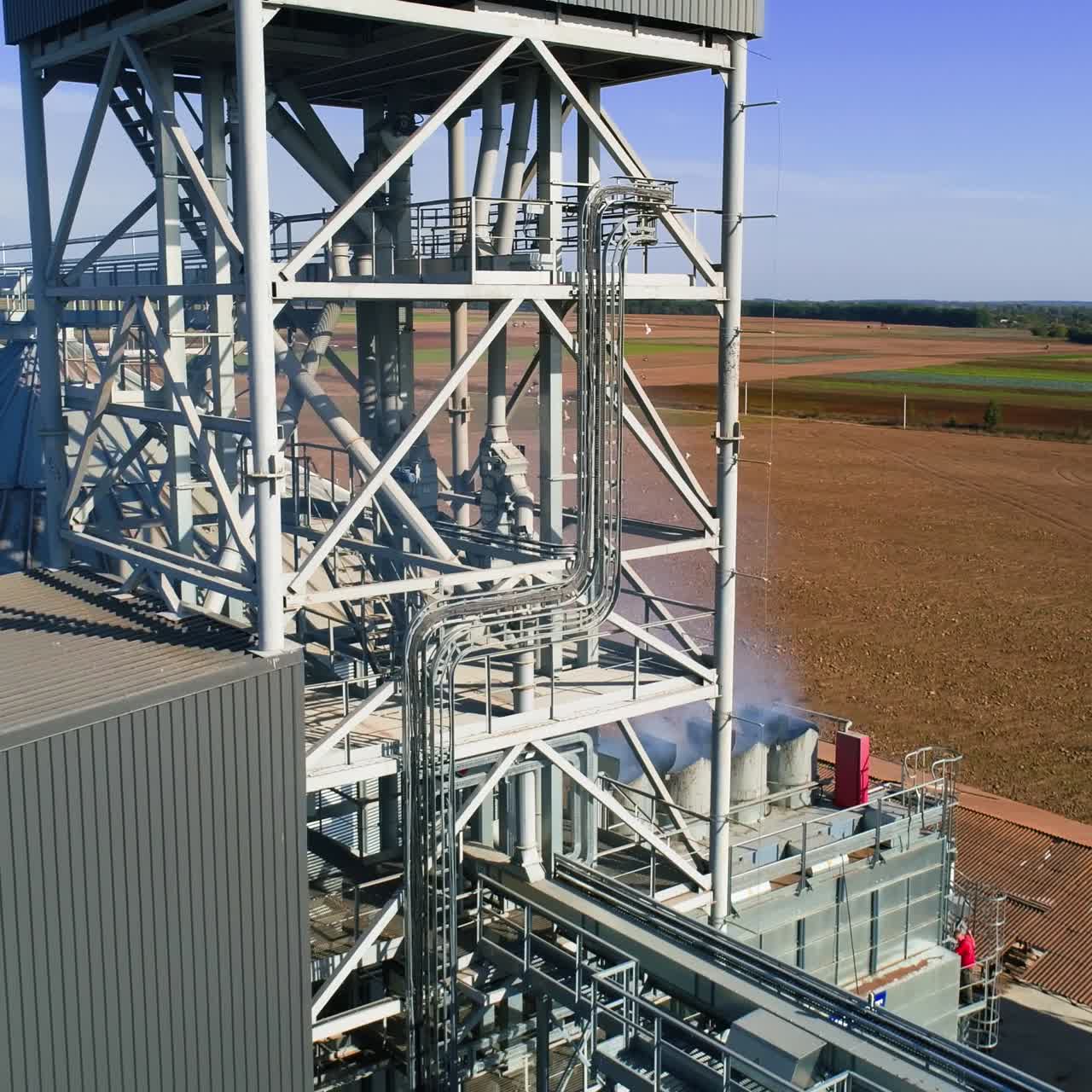 Silo per cereali. Silo per cereali in metallo in zona agricola. Vista aerea.
