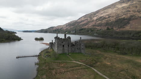 Ruinas-De-Un-Castillo-En-Escocia-Con-Drones-En-4k