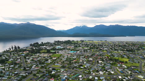 Vista-Aérea-De-La-Ciudad-De-Te-Anau-En-Una-Bahía