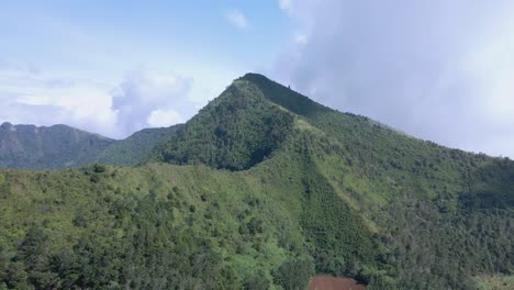 vista aérea de la montaña de kembang o gunung kembang, tambi, indonesia