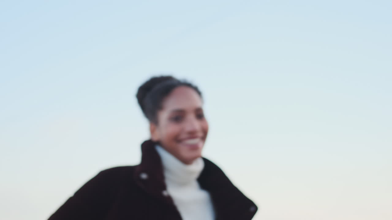 una chica afroamericana girando al aire libre.