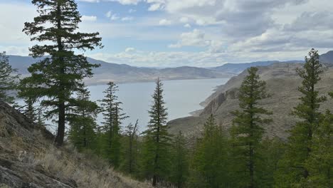 além do horizonte: vista panorâmica cativante do lago kamloops de battle bluff