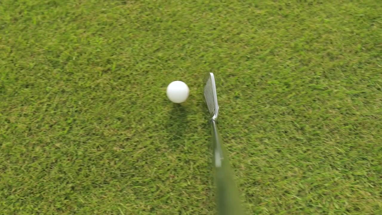Vista in prima persona di una mazza da golf che colpisce una palla su un campo da golf