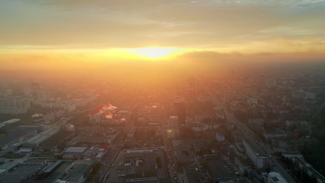 Vista aérea de drone de Chisinau ao nascer do sol, Moldávia. Vista do centro da cidade com vários edifícios, estradas e árvores sem folhas