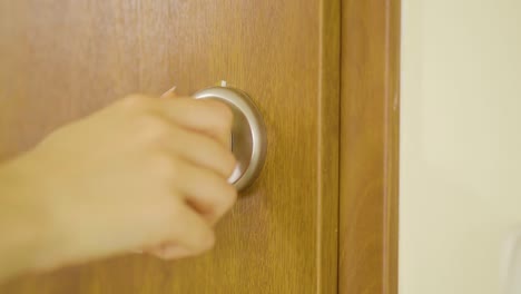 mujer cerrando la puerta por seguridad -cerrar