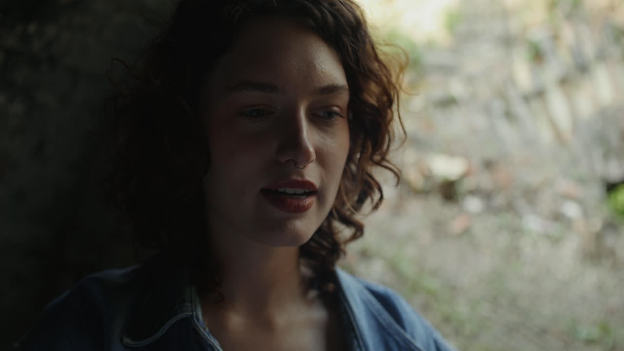 mujer fumando en un lugar abandonado