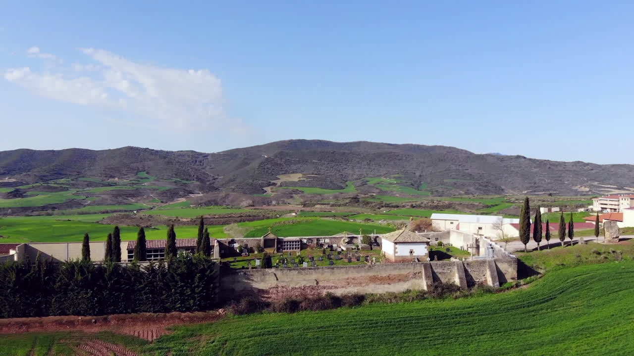 imágenes de drones del antiguo cementerio, campos verdes y montañas