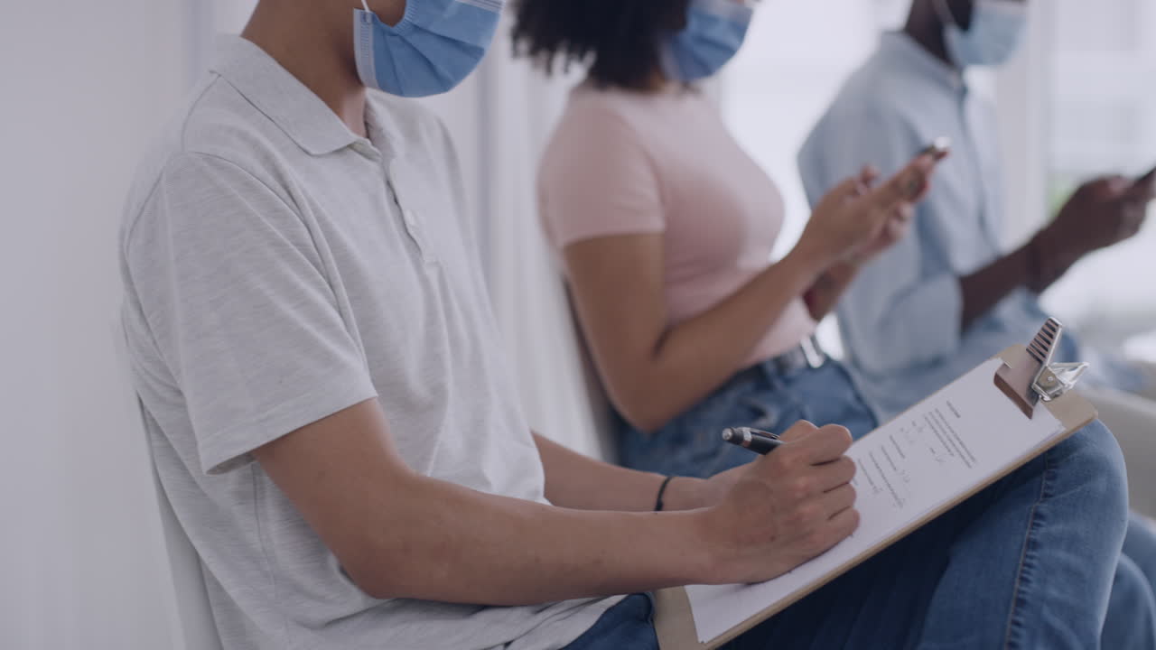 personas que esperan en fila para las vacunas contra la covid