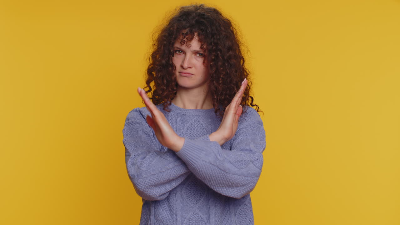 mujer dice no sostener la palma doblada manos cruzadas en acceso prohibido parar gesto, peligro, terminar