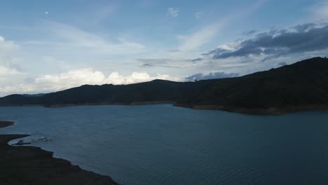 el lago aéreo de calima al atardecer