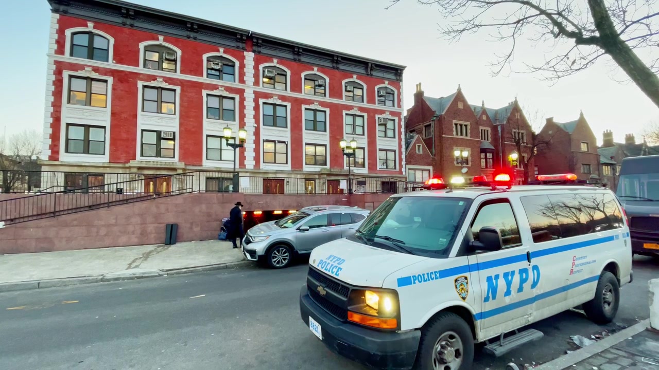 New York, USA, 9 marzo 2022: Furgone della polizia NYPD parcheggiato in strada davanti a un edificio in mattoni.