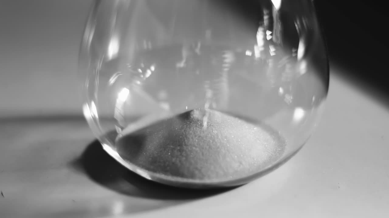 모래 시계를 통해 떨어지는 모래의 극단적인 근접 촬영