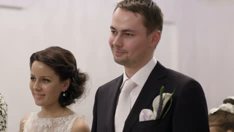 Pareja-Nupcial-Durante-La-Ceremonia-De-Boda