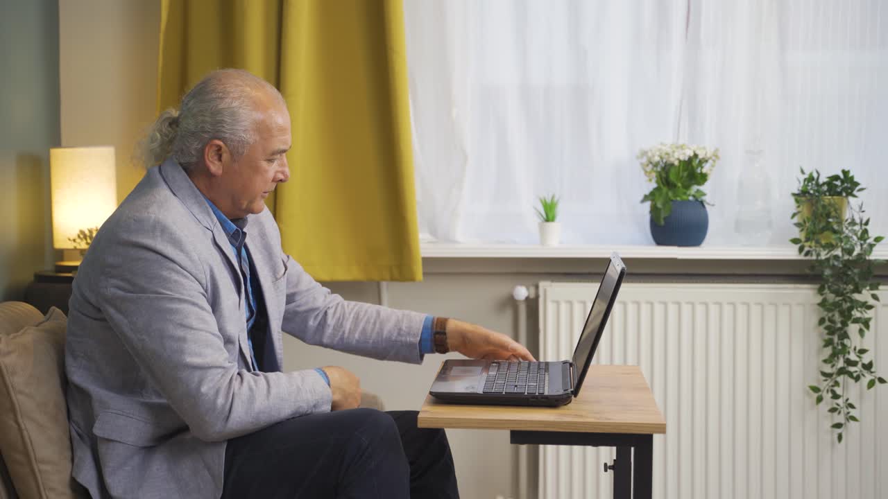 el viejo mirando la alta factura de gas tiene frío.