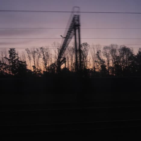 Vista-De-La-Ventana-Del-Tren-En-El-Crepúsculo