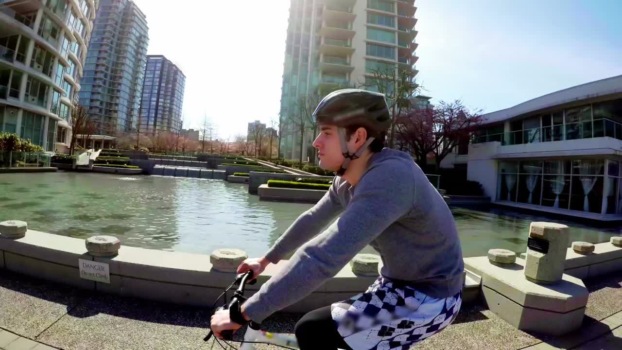 도시에서 자전거를 타는 남자 4k