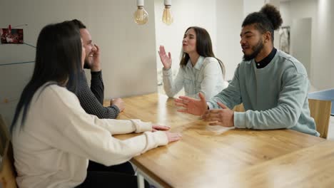 Verschiedene-Gemischtrassige-Freunde-Entspannen-Und-Kommunizieren-Nach-Der-Arbeit-Im-Küchenzimmer