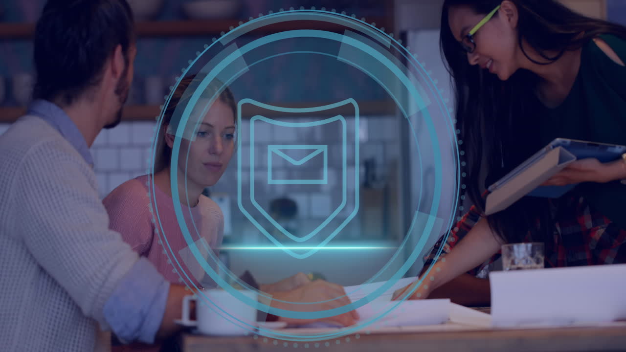 animación del procesamiento de datos del icono del escudo sobre diversas personas de negocios en la oficina