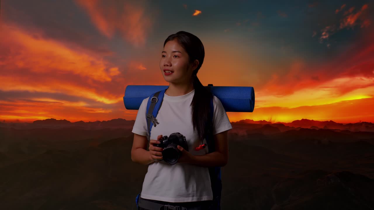 mujer caminando con una cámara al atardecer