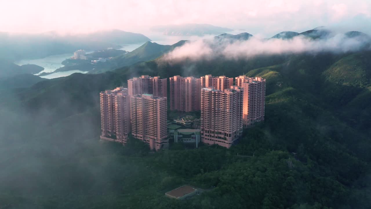Nuvens revelam um apartamento imponente na montanha Jardine's Lookout, Hong Kong.