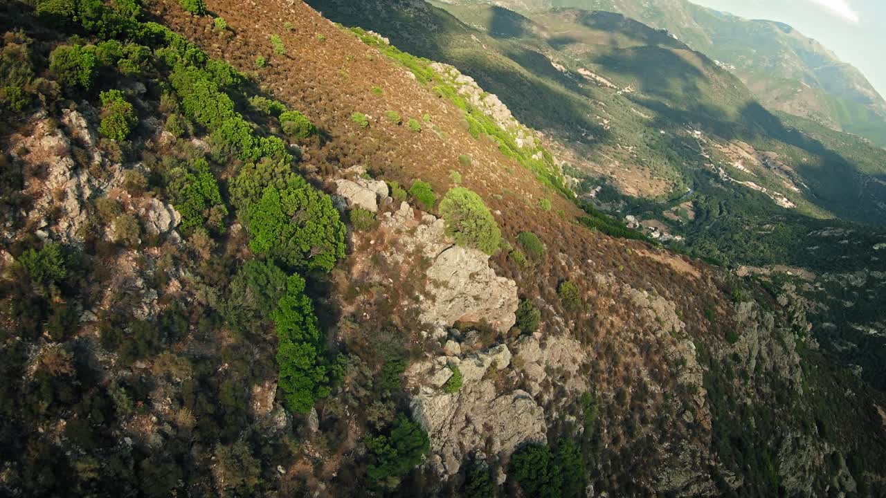 surf rápido y agresivo de la ladera de una montaña corsa