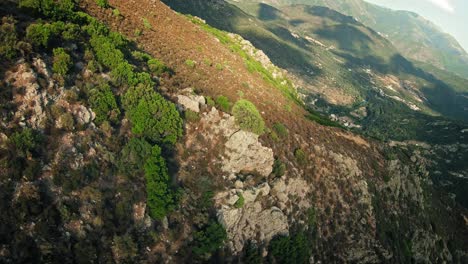 Surf-Rápido-Y-Agresivo-De-La-Ladera-De-Una-Montaña-Corsa