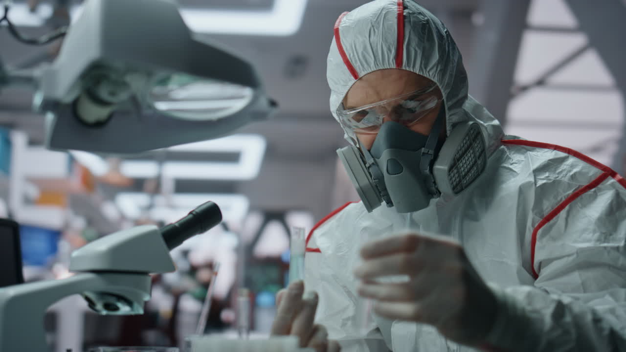 Esperto di chimica che studia il virus in uniforme protettivo in laboratorio da vicino