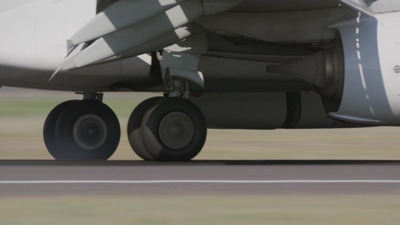 Aereo commerciale che atterra e rulla sulla pista dell'aeroporto