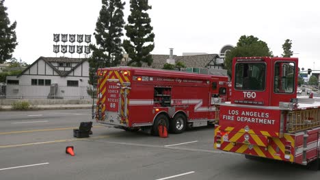 Camiones-De-Bomberos-Respondiendo-A-Una-Situación-De-Emergencia