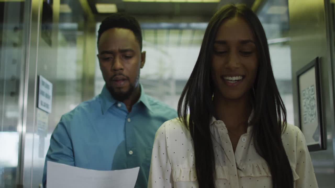 video de mujeres y hombres diversos caminando y hablando en la oficina