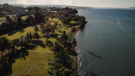 drone volando solo la línea de costa en papúa nueva guinea