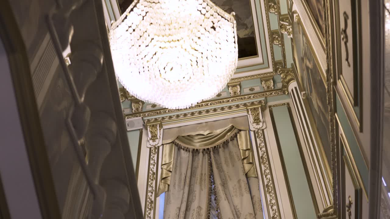 크리스탈 들리어 가 있는 화려 한 계단 내부