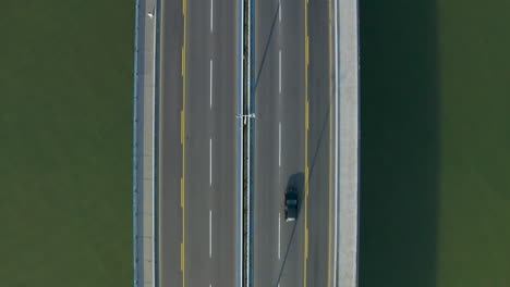 vista de pájaro del puente sobre el río danubio en serbia