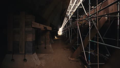en el tiro de empuje dentro de un muelle seco que muestra el lado y la parte inferior de un barco viejo