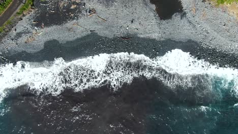 Carretera-Y-Playa-De-Arena-Negra-Bañada-Por-Olas-Del-Océano-En-Maui-Hawaii,-Vista-De-Arriba-Hacia-Abajo